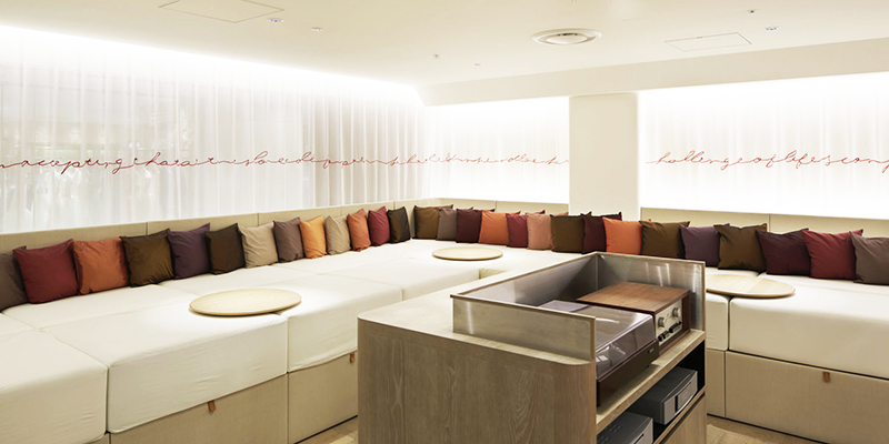 茶の間カフェ新宿マットレス