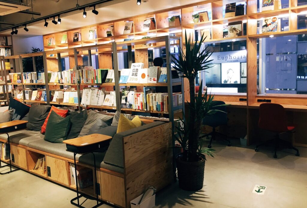 【なぜ閉店？】新宿ブックカフェTSUTAYAの真相｜代替候補3選！