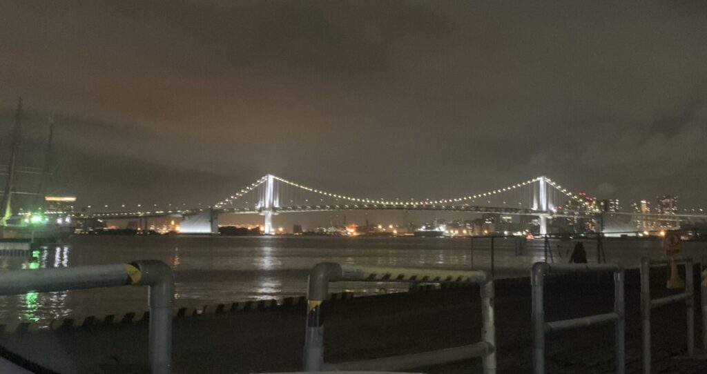 ②豊海埠頭:ライトアップされたレインボーブリッジを背景に