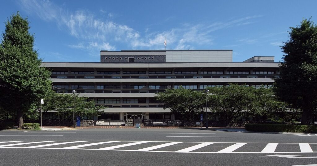 ③国立国会図書館(駐車場):荘厳な建物と警察官のいる緊張感