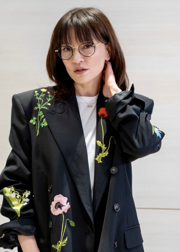 アンジェラアキの実家は金持ち?メガネの理由も徹底解剖