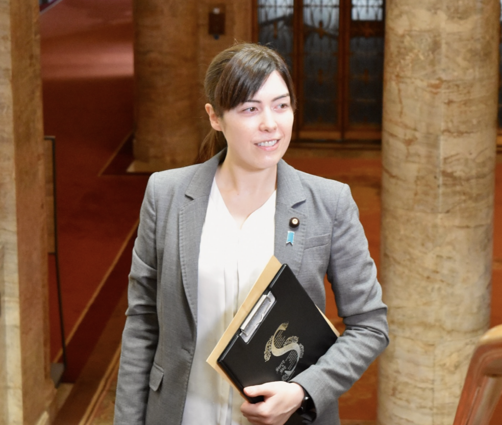 小野田紀美の旦那は誰？結婚説の嘘と独身の事実