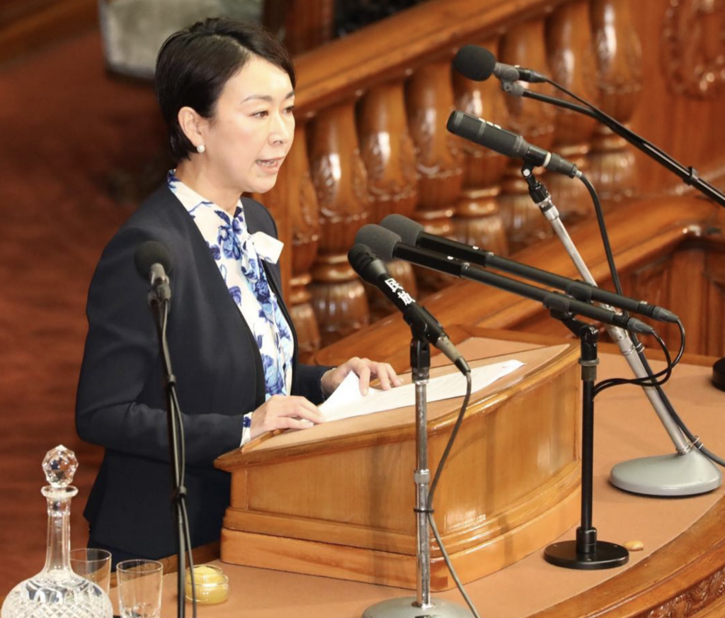 【経歴】元アニーから検事、そして「国会のジャンヌ・ダルク」へ