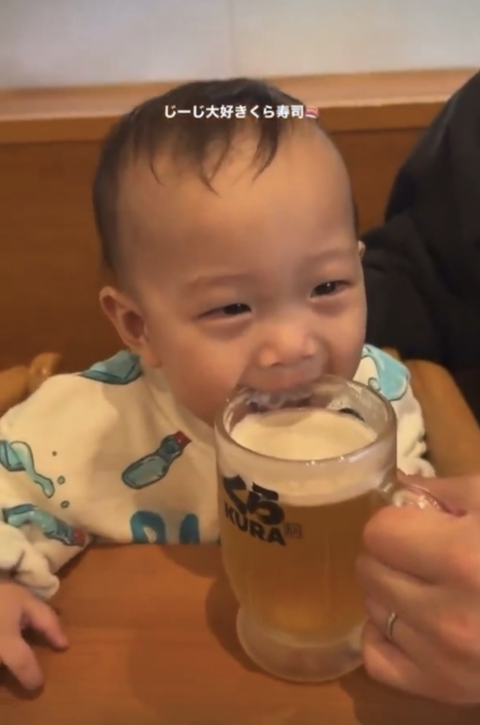 くら寿司で赤ちゃんにビールジョッキを咥えさせる